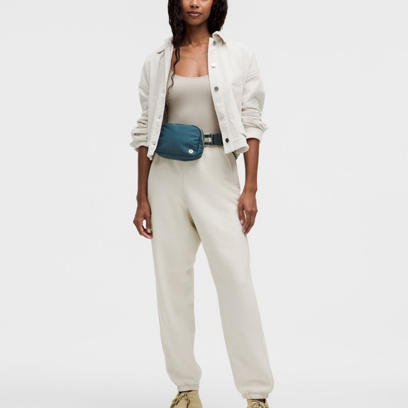 Lululemon Everywhere BeltBag 1L *NWT Wordmark - Picture 4 of 8